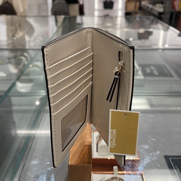 Michael Kors Jet Set Travel Passport Wallet
Light Cream Signature/Golden NWT - Picture 11 of 16